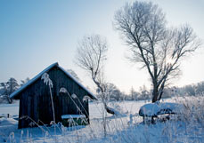 Postkarte Verschneite Hütte am Fluss
