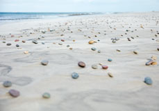 Postkarte Steinchen im Strandsand