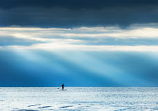 Postkarte SUP zwischen Himmel und Meer