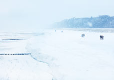 Postkarte Winterspaziergang am Meer
