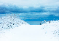 Postkarte Neuschnee am Strandzugang