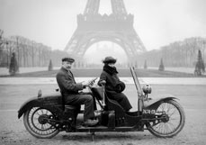 Postkarte Stadtrundfahrt auf zwei Rädern