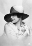 Postkarte Porträt mit Hutmodell Agnes