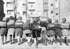 Postkarte Auf dem Schulweg