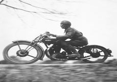 Postkarte Rasant auf zwei Rädern