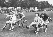 Postkarte Rasende Schubkarren