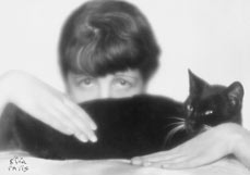 Postkarte Selbstporträt mit schwarzer Katze