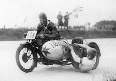 Postkarte Mit Sozius auf dem Nürburgring