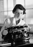 Postkarte Katrin Holland mit Schreibmaschine